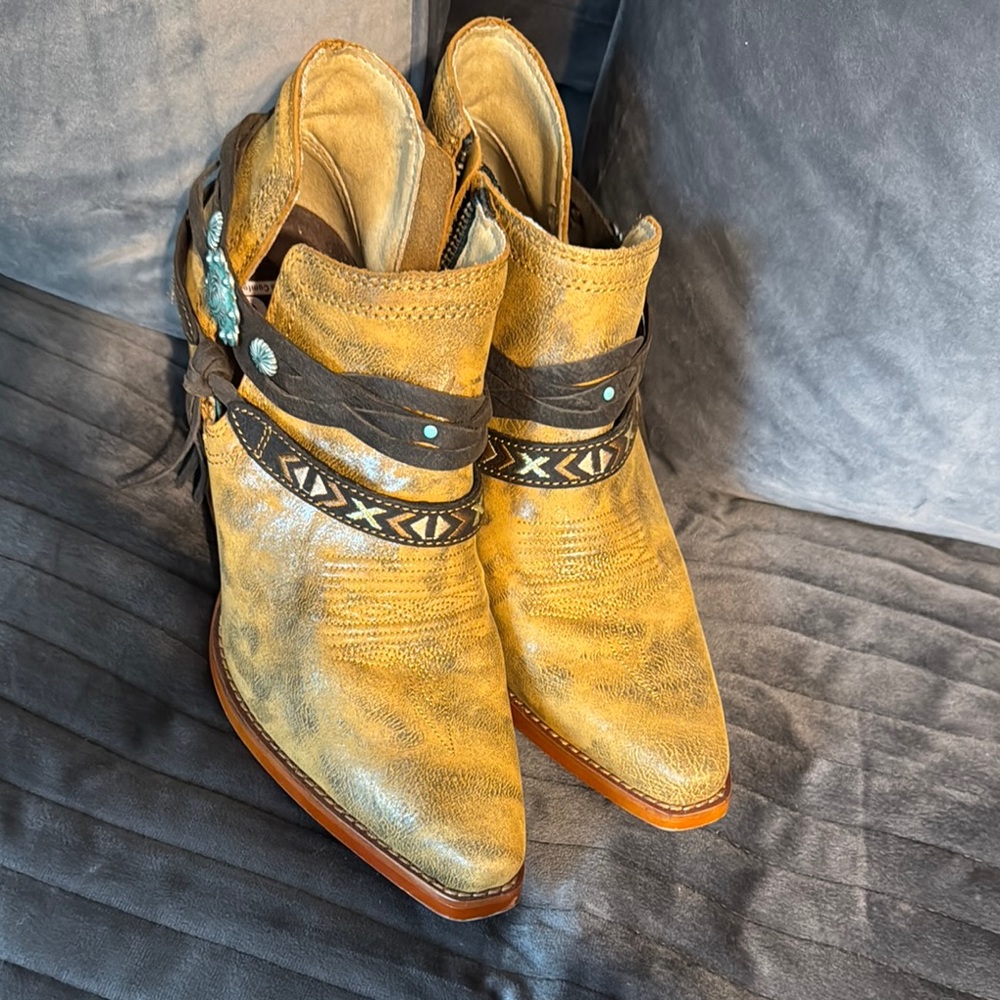NWOT Durango Distressed Tan Western Boots with Accents Size 7.5M